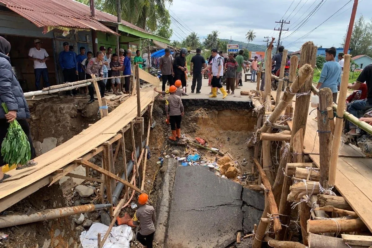 Personel Polda Sumut bersama tim gabungan membangun jembatan darurat untuk membuka kembali akses Pandan&ndash;Kalangan pascabanjir dan longsor di Tapanuli Tengah.