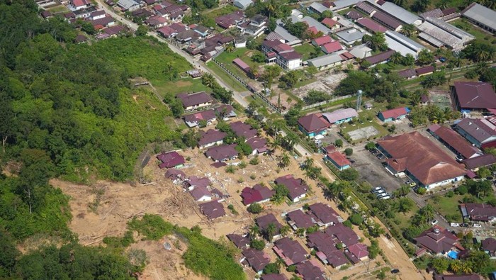 Sejumlah desa masih terisolir delapan hari pascabencana.