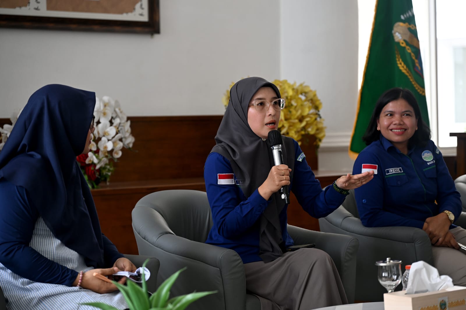 Prakirawan BMKG Wilayah I Sumut, Endah Paramita, saat konferensi pers yang difasilitasi Dinas Kominfo Sumut di Lobby Dekranasda, Kantor Gubernur Sumut, Jalan Diponegoro No. 30 Medan, Kamis (4/12/2025)