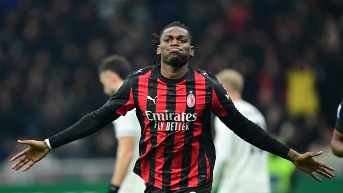 Rafael Leao menjalani peran baru sebagai penyerang utama AC Milan, tampil klinis dan membawa Rossoneri ke puncak klasemen Serie A.
