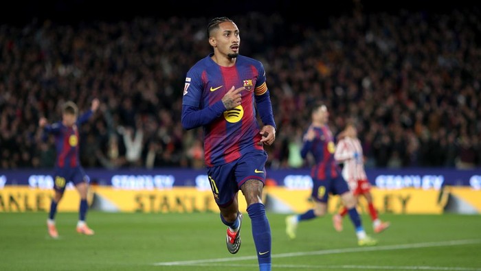 Raphinha merayakan gol penyama kedudukan Barcelona saat menghadapi Atletico Madrid di Camp Nou.