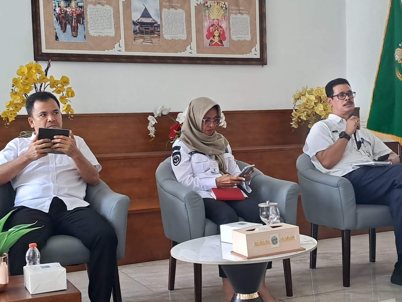 Sekretaris Dinas Perhubungan Sumut, Rochani Litiloly (tengah) dalam Temu Pers Dinas Kominfo Sumut di Lobby Dekranasda, Kantor Gubernur Sumut.