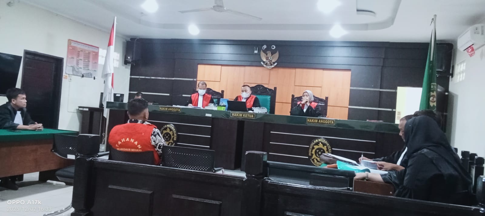 Terdakwa AHS bersama penasehat hukumnya menyampaikan pledoi di Pengadilan Negeri Asahan, Selasa (2/12/2025), dalam kasus perdagangan sisik trenggiling.