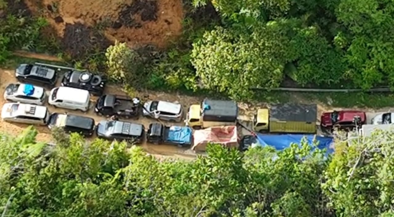 Tim Bid TIK Polda Sumut menerbangkan drone untuk memantau kondisi longsor Parsikaman KM 38 dari udara.
