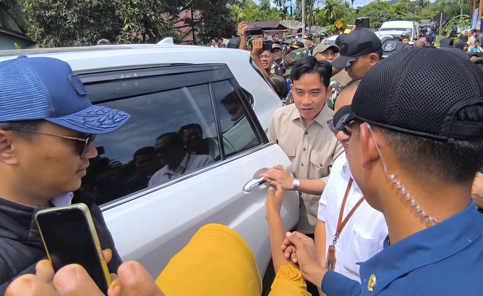 Seorang ibu, pengungsi asal Aek Ngadol Sitinjak, Kecamatan Batangtoru menghampiri Wapres Gibran dalam kunjungannya pasca banjir melanda daerah ini, Kamis (4/12/2035). (Samman/MetroDaily)