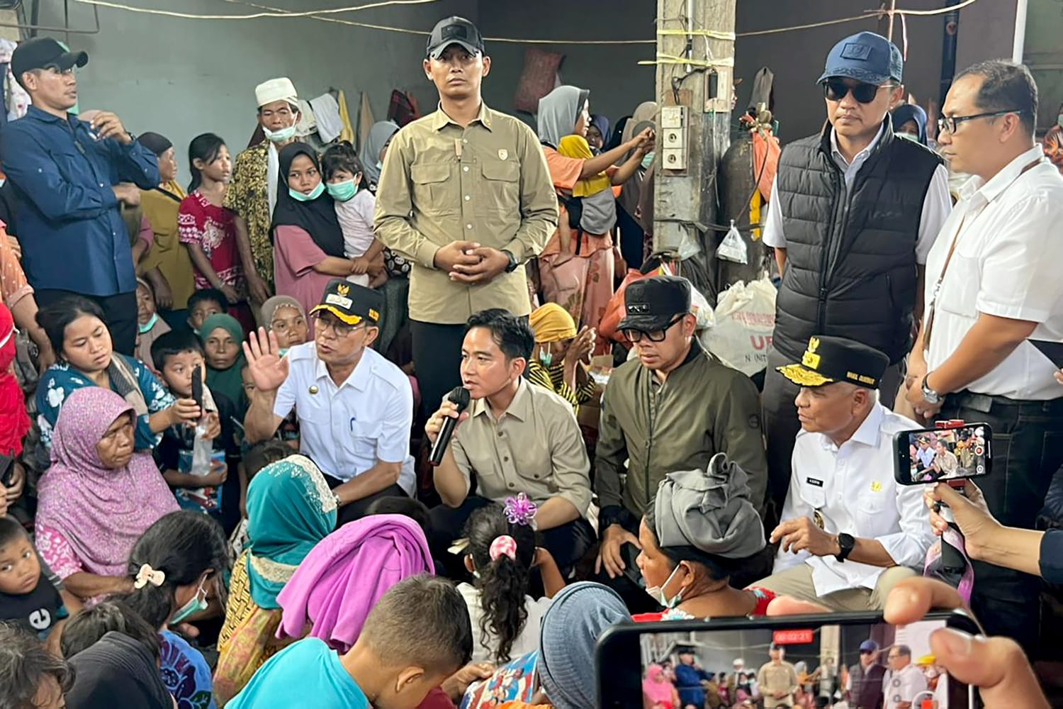 Wakil Presiden RI Gibran Rakabuming Raka didampingi Wakil Gubernur Sumut Surya meninjau pengungsi banjir di Posko Darurat Desa Batu Hula, Kecamatan Batang Toru, Tapanuli Selatan, Kamis (4/12/2025).
