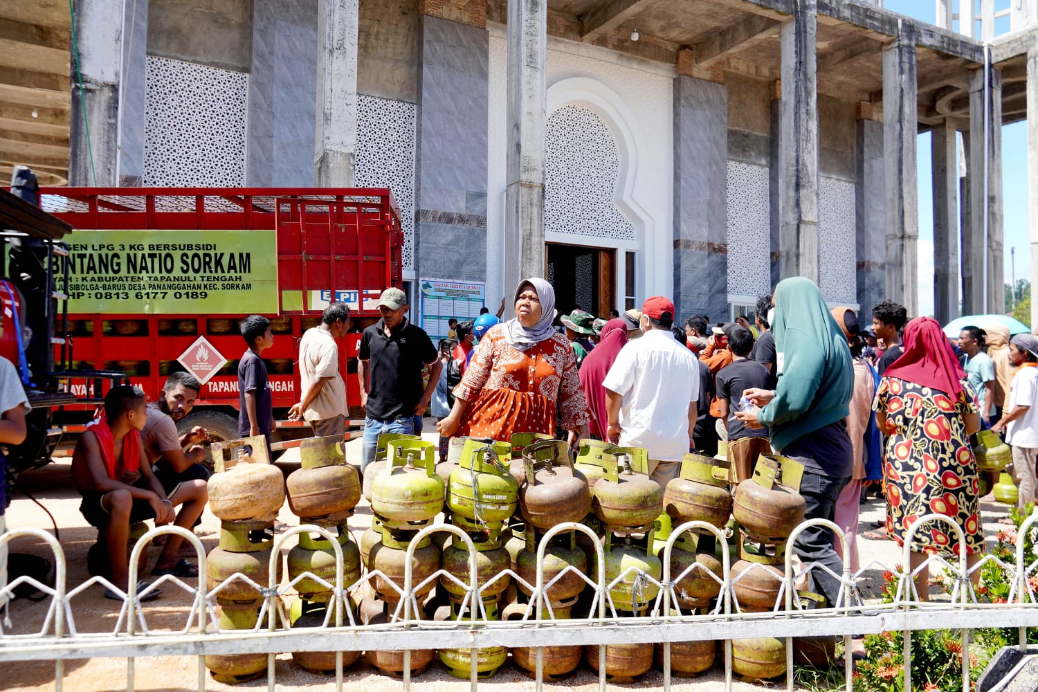 Warga Tapanuli Tengah mengantre gas elpiji 3 kg di Masjid Agung Al-Muslimin, Pandan, Rabu (3/12). Ini merupakan pasokan pertama setelah banjir dan longsor melanda sejak 26 November.