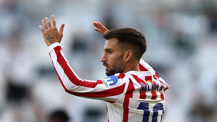 Alex Baena merayakan gol pembuka Atletico Madrid sebelum akhirnya takluk 1-3 dari Barcelona di Camp Nou.