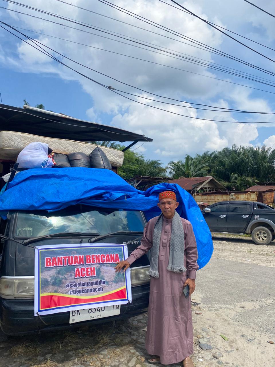 Ustad Ismayuddin saat mengirimkan bantuan untuk Aceh.