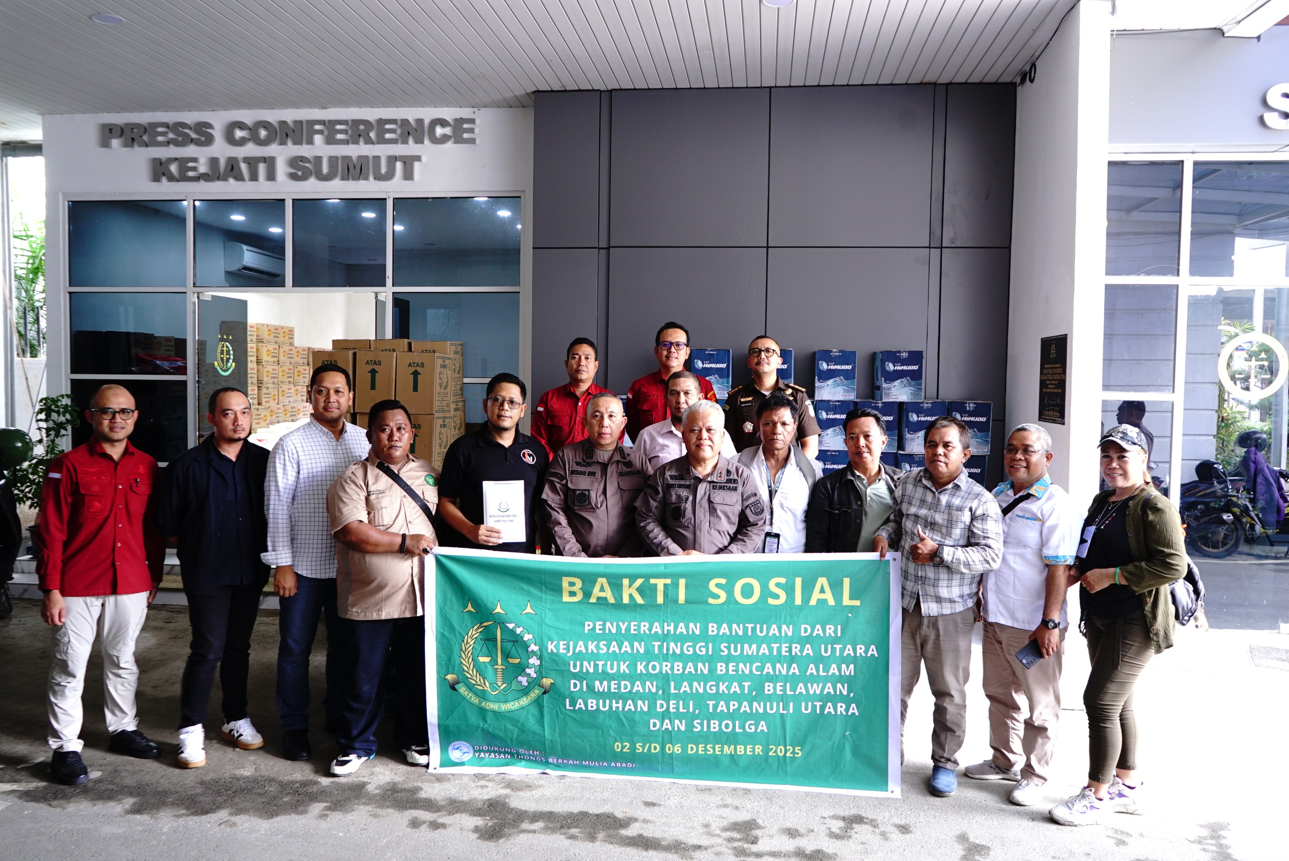 Kajati Sumut Harli Siregar secara simbolis menyerahkan bantuan kepada wartawan korban bencana alam.