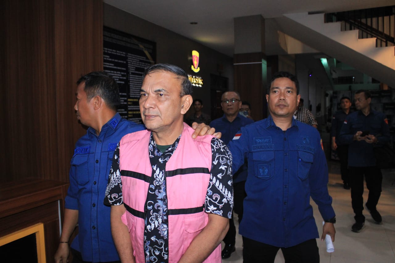Kejati Sumut menahan Kadisdik Tebing Tinggi terkait dugaan korupsi pengadaan Smartboard 2024 setelah temukan dua alat bukti kuat.