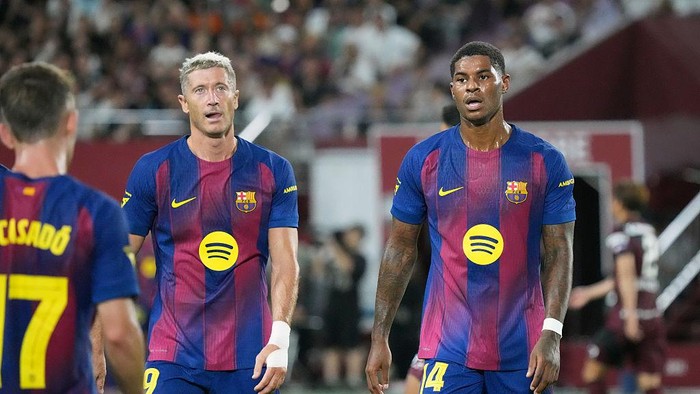 Barcelona belum mengambil keputusan soal masa depan Marcus Rashford dan Robert Lewandowski.