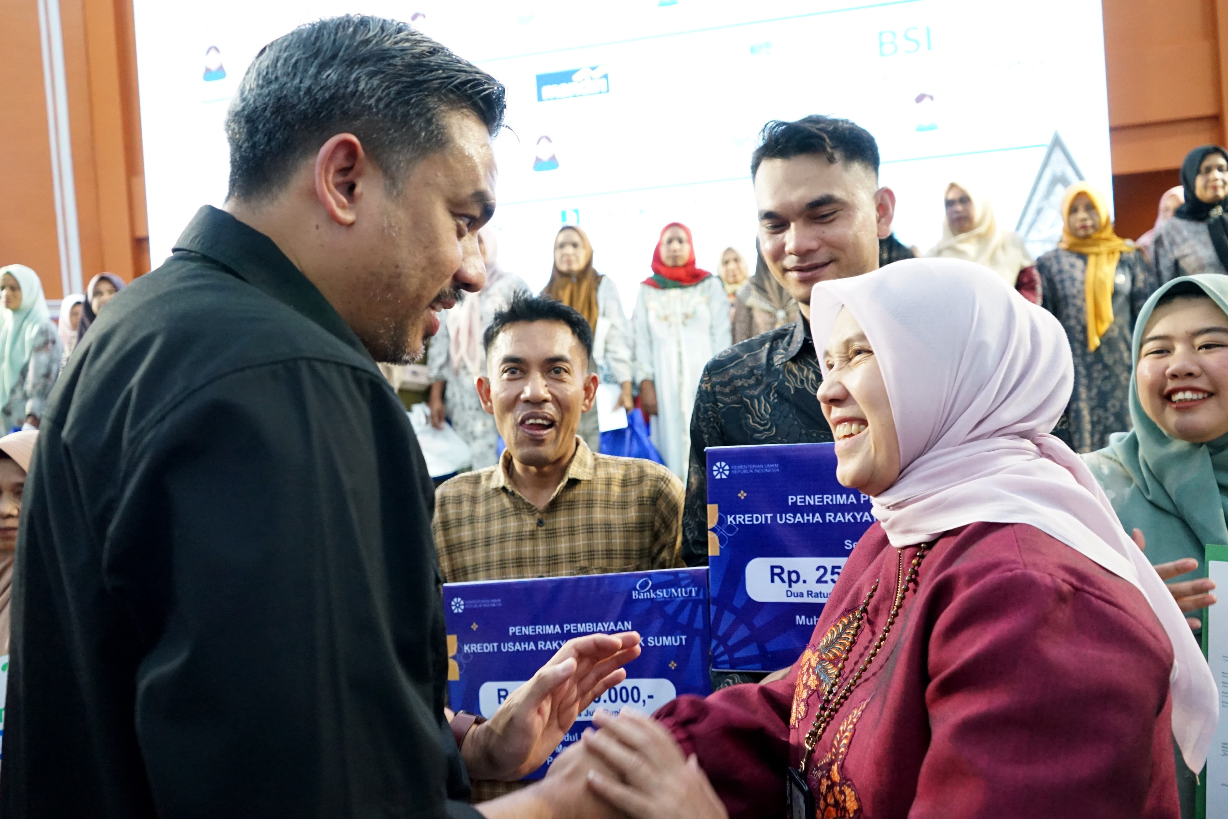 Menteri UMKM Maman Abdurrahman bersama Direktur Keuangan & TI Bank Sumut Arieta Aryanti menegaskan pemerintah segera memutuskan skema pemulihan UMKM terdampak bencana di Sumatera.