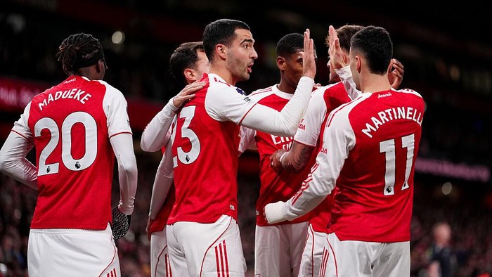Mikel Merino merayakan gol pembuka Arsenal yang membawa The Gunners menang 2-0 atas Brentford di Emirates Stadium.