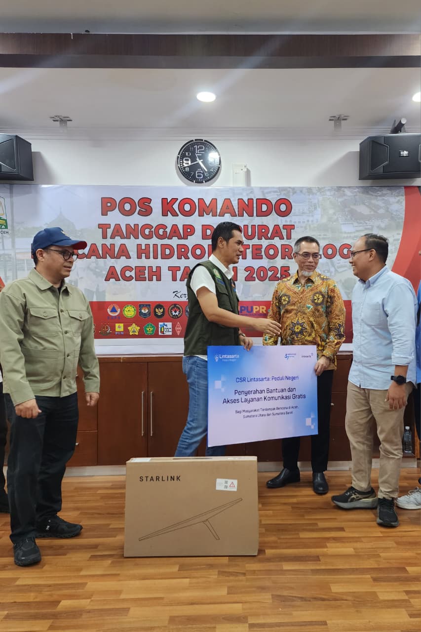 Tim Lintasarta memasang perangkat VSAT Starlink di posko penanganan bencana untuk memulihkan komunikasi di wilayah terdampak Aceh&ndash;Sumatera Utara.