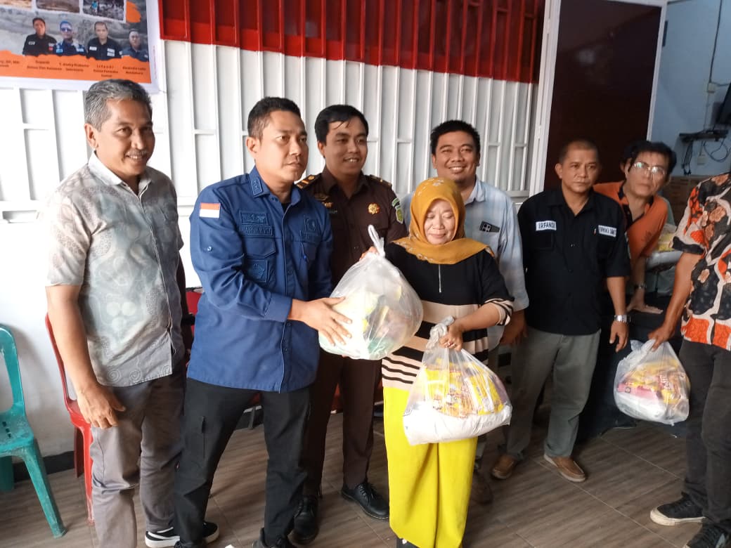Penyerahan bantuan sembako kepada warga Medan Utara dan Hamparan Perak korban banjir.