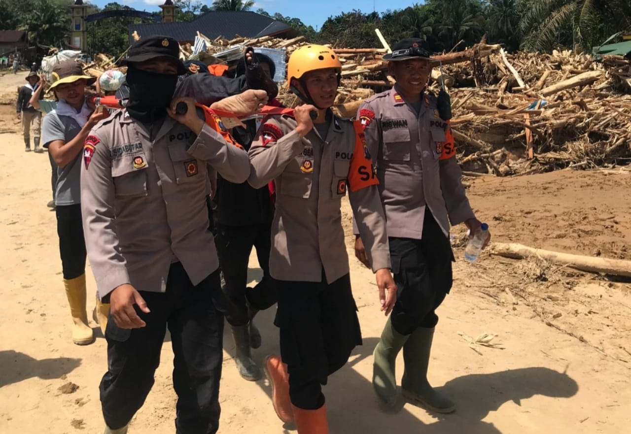 Polda Sumut melakukan upaya penyelamatan korban banjir bandang di Desa Garoga, Kecamatan Batang Toru, Kabupaten Tapanuli Selatan.