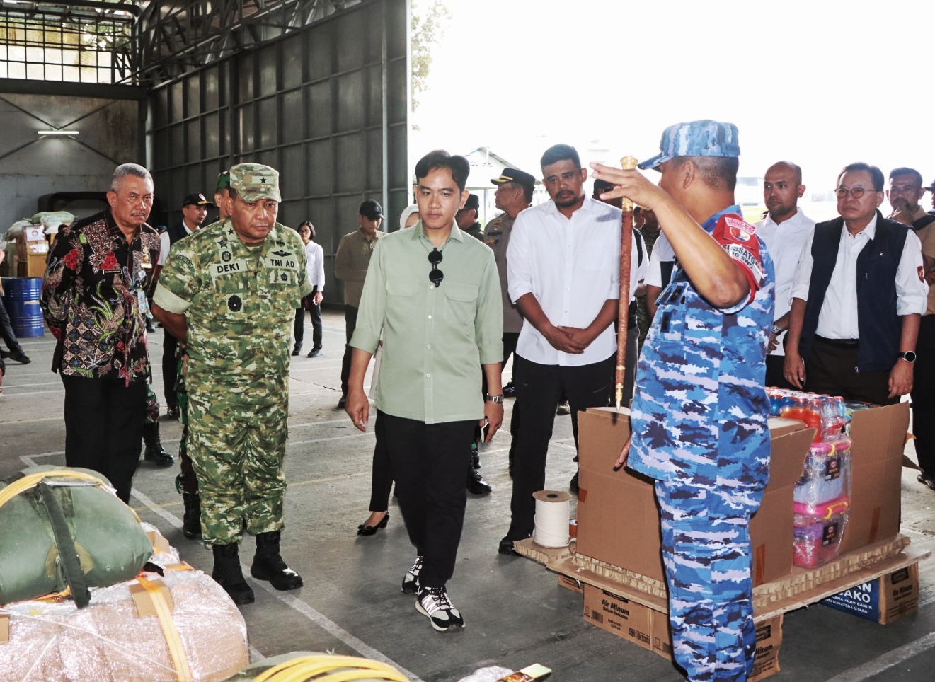 Gubernur Sumatera Utara Muhammad Bobby Afif Nasution mendampingi Wakil Presiden RI Gibran Rakabuming Raka meninjau Posko Bantuan Bencana di Lanud Soewondo Medan, Kamis (4/12/2025).