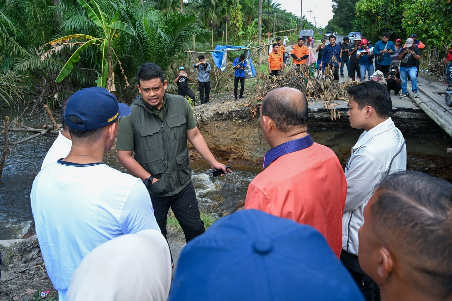 Gubernur Sumut Bobby Nasution meninjau ruas jalan yang putus akibat banjir di Kecamatan Padangtualang, Langkat. Ruas tersebut merupakan jalur alternatif menuju Stabat dan Tanjungpura.