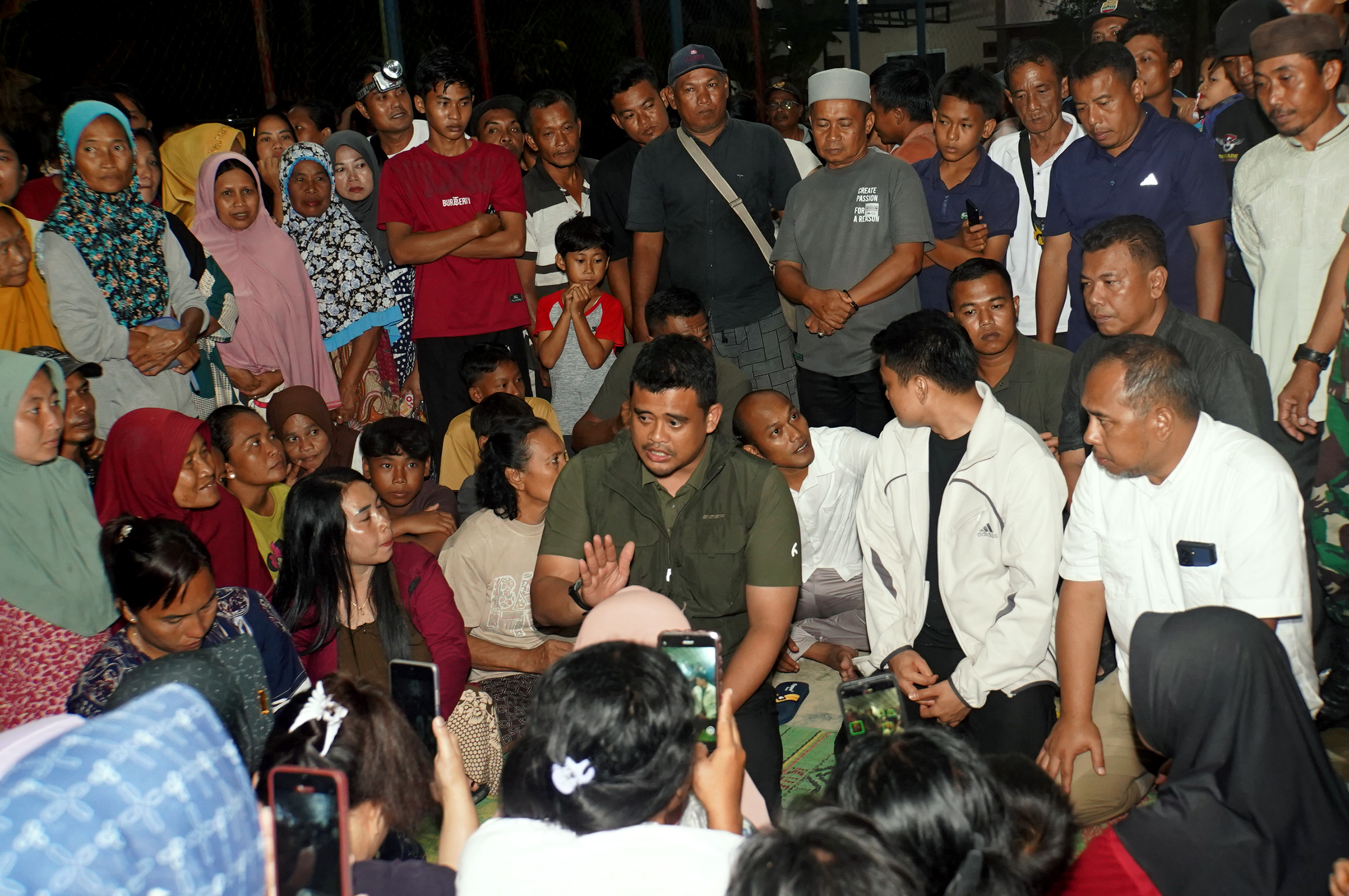 Gubernur Sumut Muhammad Bobby Afif Nasution meninjau dan berdialog dengan warga korban banjir di Posko Bencana Desa Air Hitam, Kecamatan Gebang, Kabupaten Langkat, Jumat (5/12/2025) malam.