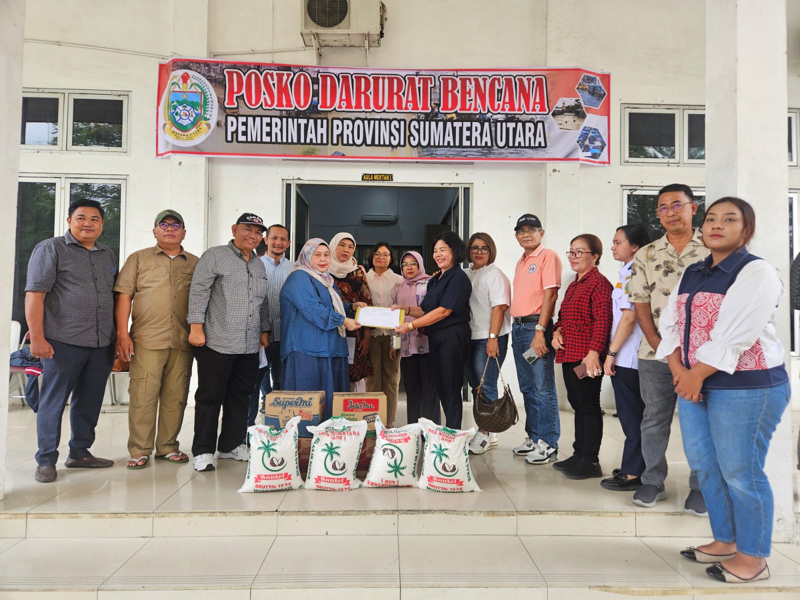 Perwakilan ADPI Sumut menyerahkan 1,5 ton beras dan 270 dus mi instan ke Posko Darurat Bencana Pemprov Sumut di Medan, Sabtu (6/12/2025).