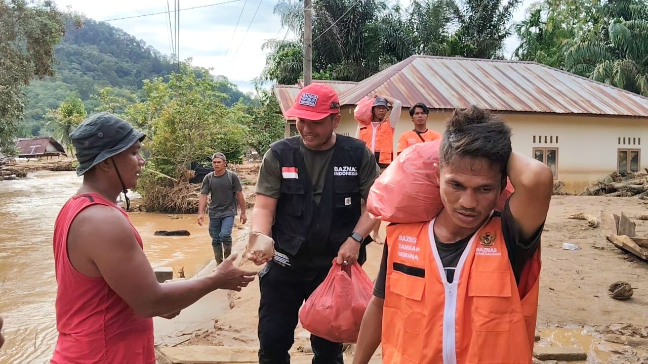 Petugas BAZNAS RI membagikan makanan siap saji kepada penyintas banjir bandang dan longsor di Tapanuli Tengah.