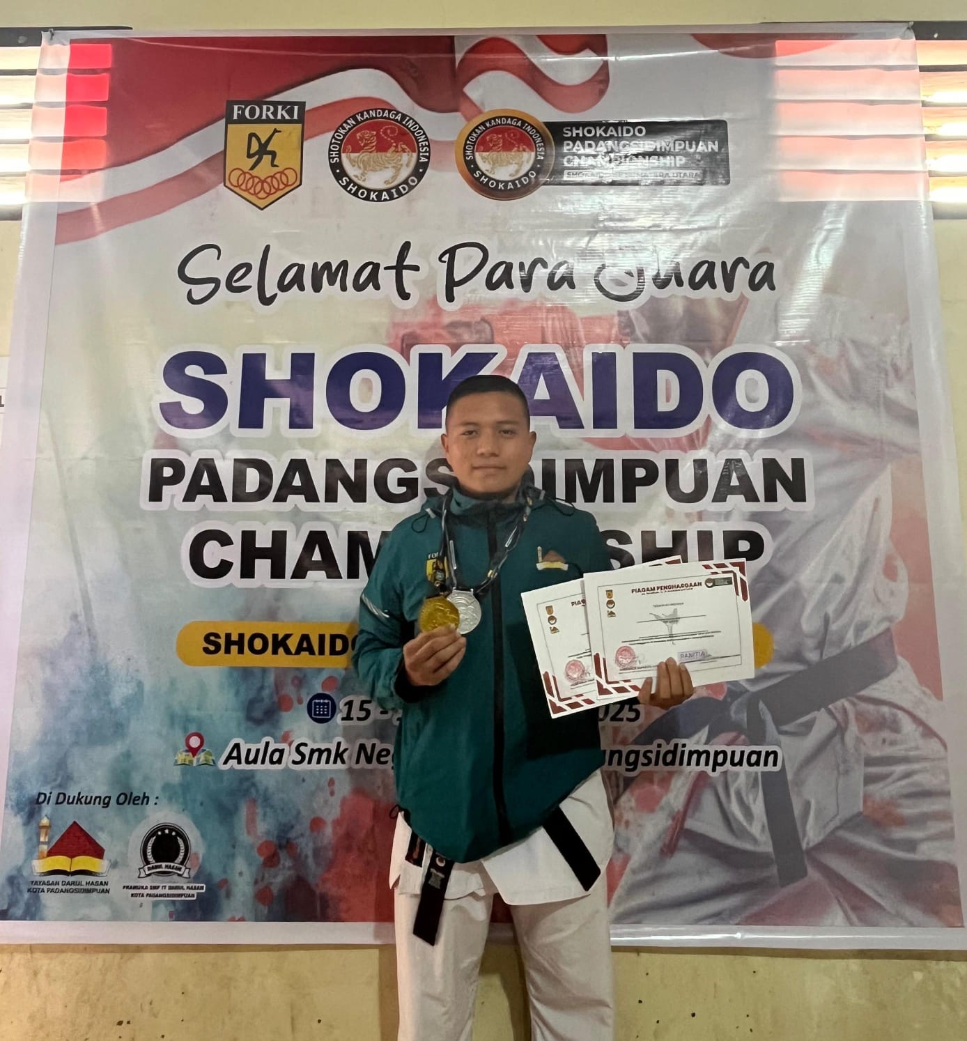Siswa SMA IT Darul Hasan, Ridho Pratama Hasibuan, meraih Juara 1 Kata Perorangan Senior Putra dan Juara 2 Kumite 67 Kg Senior Putra pada Kejuaraan Karate Shokaido Padangsidimpuan Championship se-Sumut