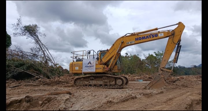 Alat berat PT Agincourt Resources membuka akses jalan yang tertutup material longsor di Desa Garoga, Tapanuli Selatan, 6 Desember 2025.