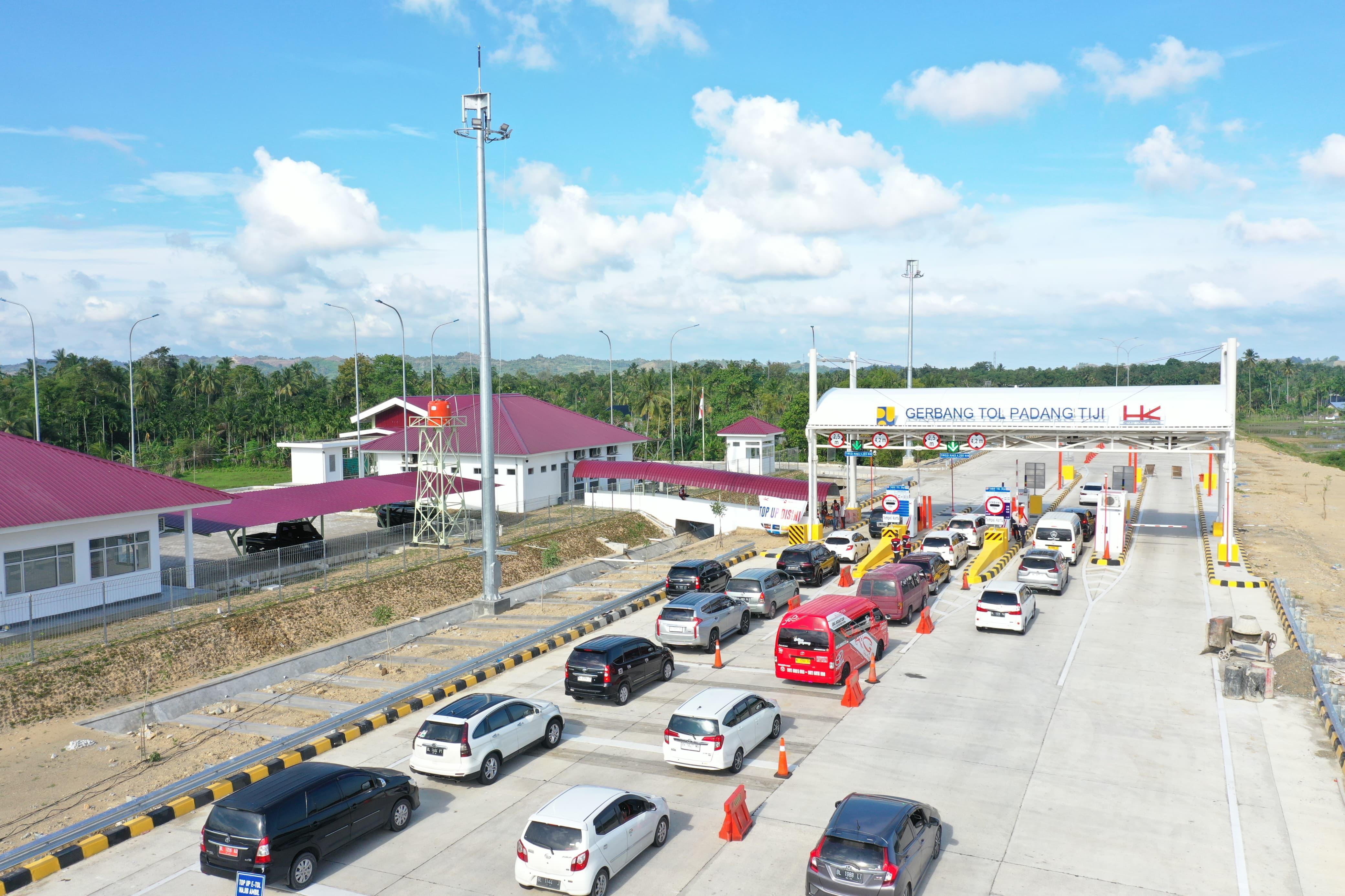 Petugas Hutama Karya mengatur lalu lintas pada pembukaan fungsional Tol Sigli&ndash;Banda Aceh Seksi 1, Aceh, 7 Desember 2025.