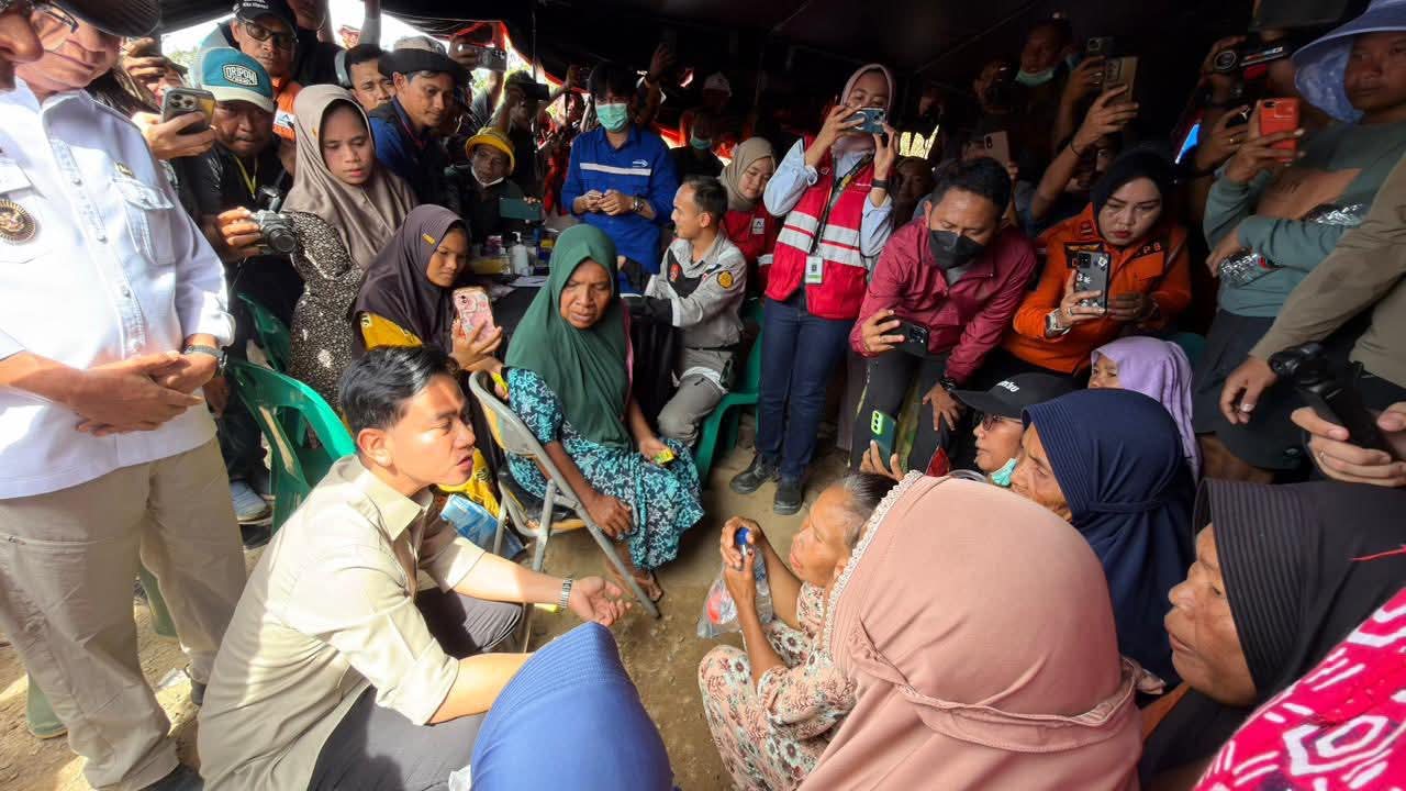 Wapres RI Gibran Rakabuming meninjau Desa Garoga yang terdampak banjir bandang di Batang Toru, Tapanuli Selatan, 4 Desember 2025.