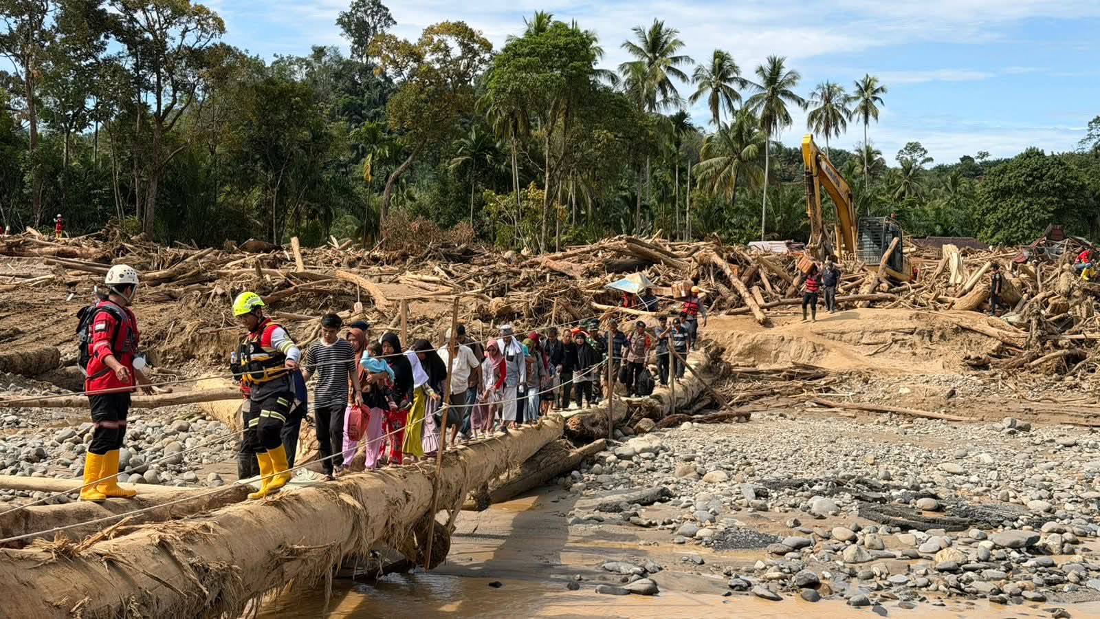 Wapres RI Gibran Rakabuming meninjau Desa Garoga yang terdampak banjir bandang di Batang Toru, Tapanuli Selatan, 4 Desember 2025.