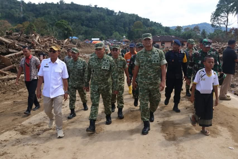 Wakil Panglima TNI, Jenderal Tandyo Budi bersama Bupati Tapsel H.Gus Irawan Pasaribu.