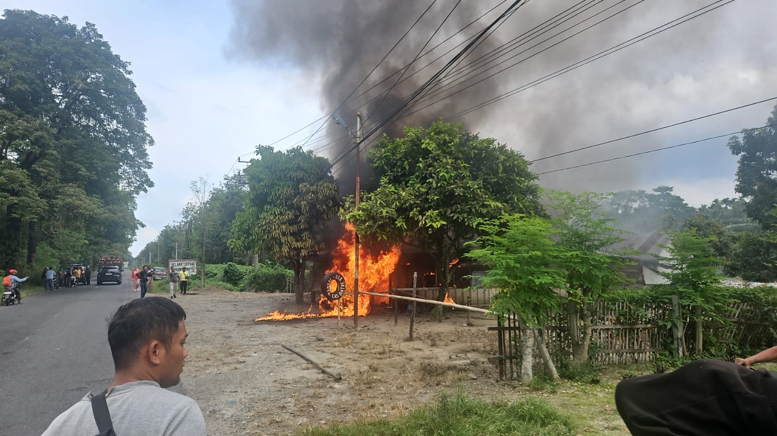 Petugas memeriksa puing bengkel yang hangus terbakar di Nagori Dolok Hataran.