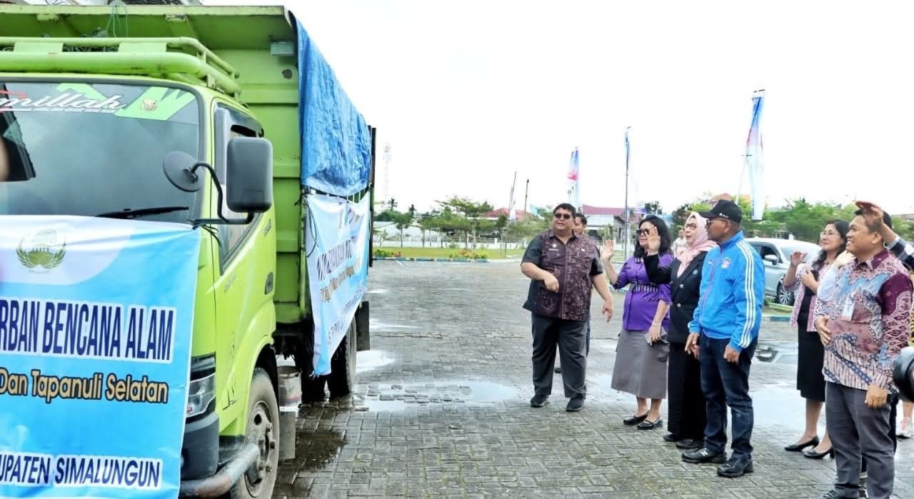 Bupati Simalungun Anton Achmad Saragih melepas pemberangkatan bantuan kemanusiaan untuk wilayah Tapanuli.