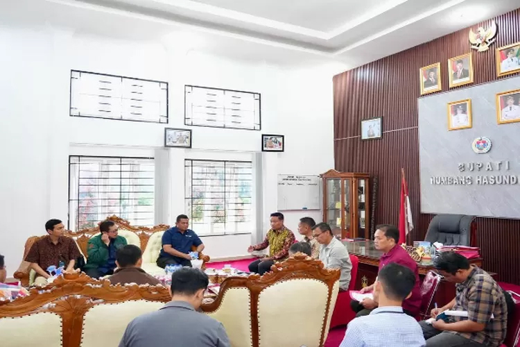 Bupati Humbahas Oloan P. Nababan memaparkan kondisi kerusakan rumah warga kepada Dirjen Tata Kelola dan Risiko Kementerian PKP RI Azis Andriansyah saat peninjauan lokasi bencana di Humbahas, Sabtu.
