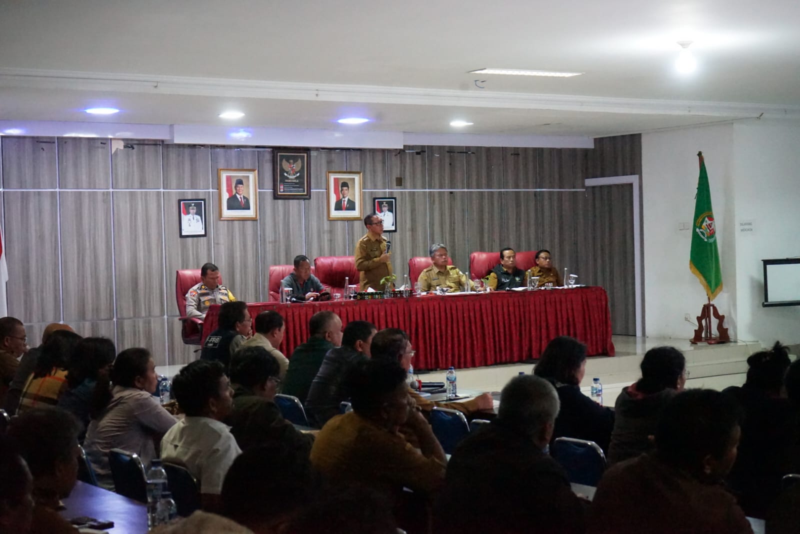 Bupati Taput Dr. Jonius Taripar P. Hutabarat memimpin Rakor Evaluasi Penanganan Bencana di Aula Martua, Tarutung, Senin malam (1/12/2025). Pemerintah menekankan gerak cepat dan pendataan akurat.