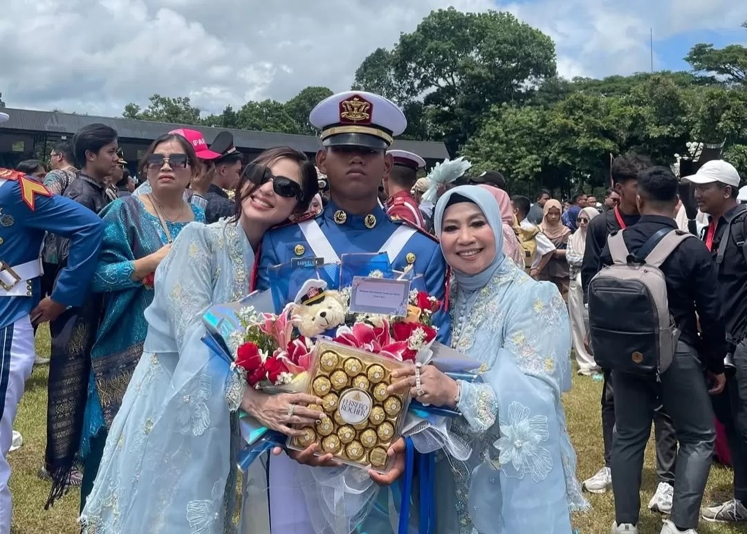 Dewi Perssik bangga anak angkatnya, Felice Gabriel, lulus Akmil dan menyebut itu hasil kerja keras, bukan keberuntungan.