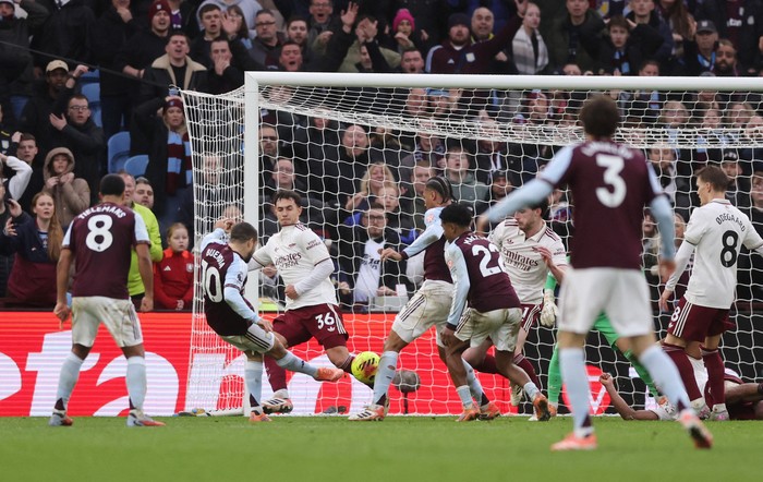 Emiliano Buendia menjadi pahlawan setelah mencetak gol penentu kemenangan Aston Villa atas Arsenal di menit 90+5.
