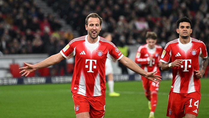 Harry Kane merayakan hattrick yang dicetaknya hanya dalam 28 menit, membawa Bayern Munich menang telak 5-0 atas Stuttgart.