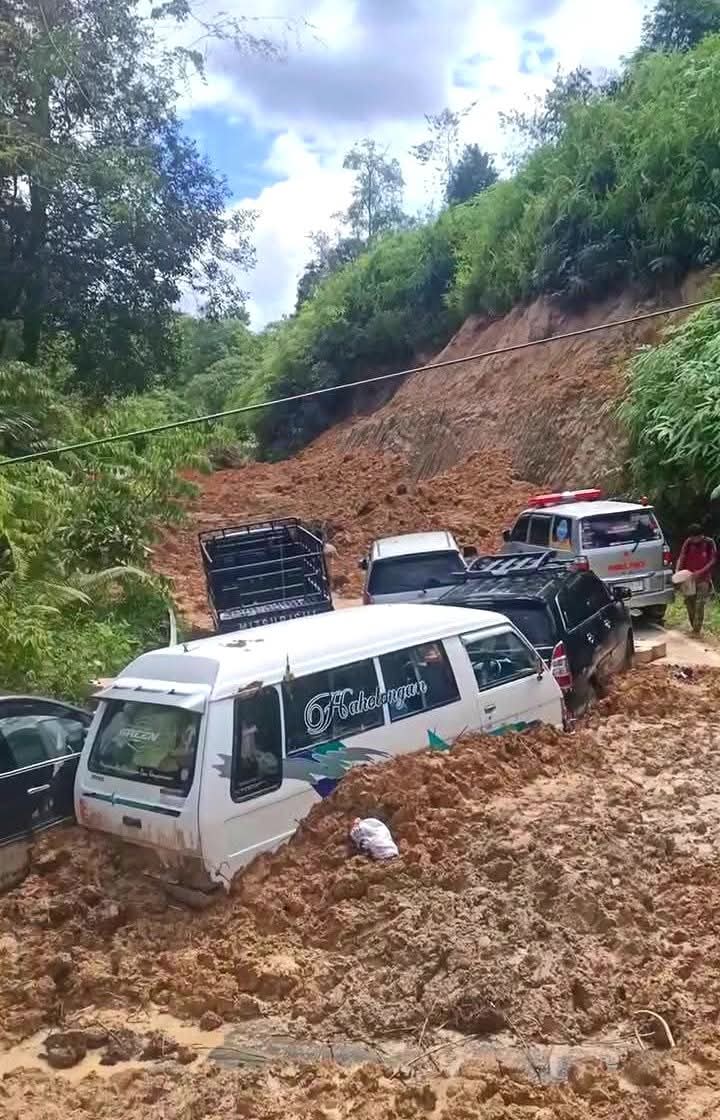 Sejumlah mobil terkubur tanah longsor di jalur Taput-Sibolga. Akses ditarget tembus minggu ini.