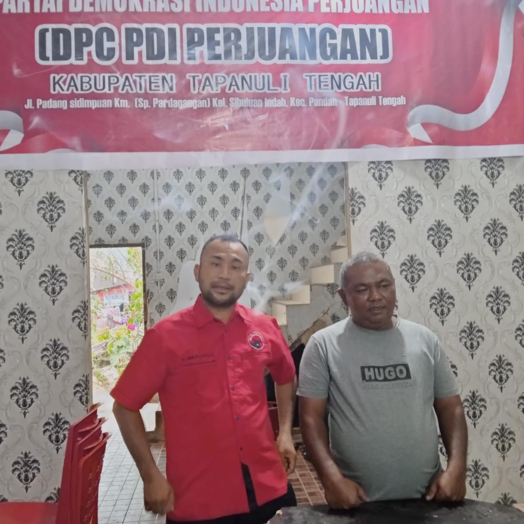 Ketua Fraksi PDIP Tapteng Famoni Gulo dan Wakil Ketua DPRD Tapteng Risman Sihombing mendesak Presiden RI
