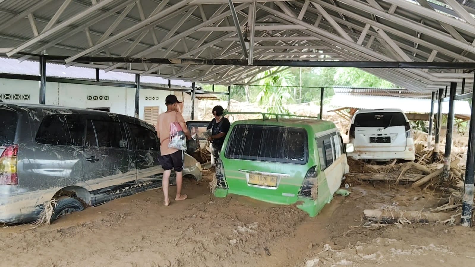 Petugas dan relawan melakukan pencarian korban banjir bandang dan longsor di Tapanuli Tengah yang masih hilang.