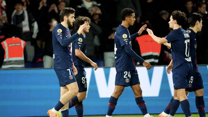 Kvaratskhelia merayakan brace-nya yang membawa PSG meraih kemenangan telak 5-0 atas Rennes di Parc des Princes.
