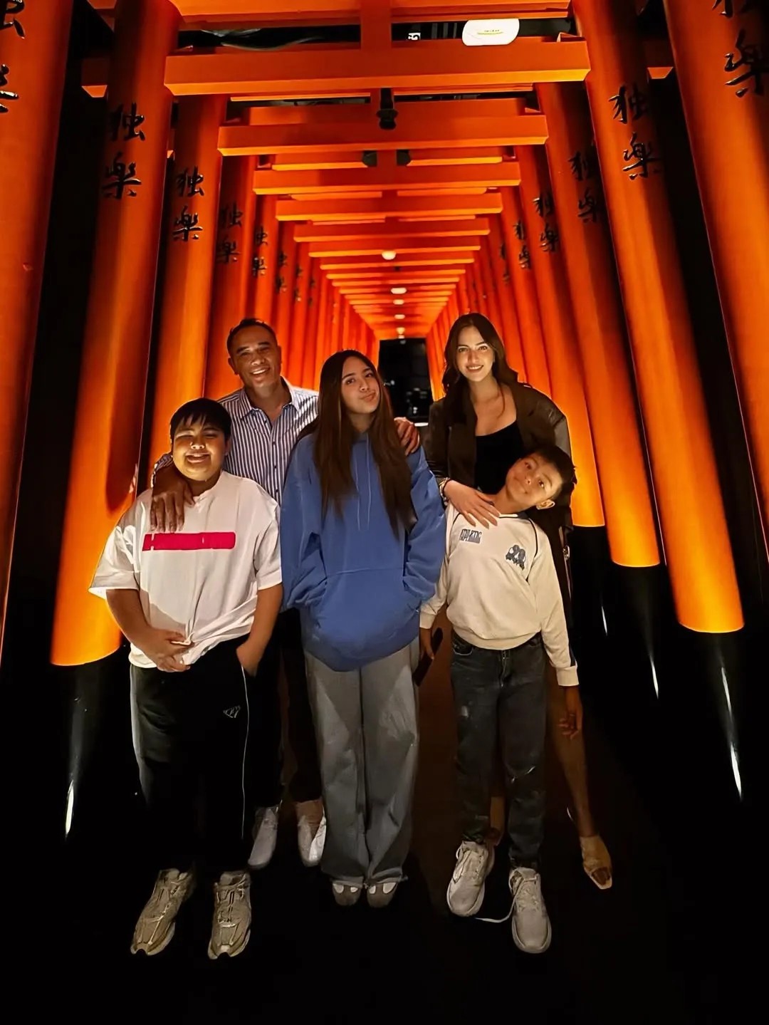 Nia Ramadhani bersama keluarga.