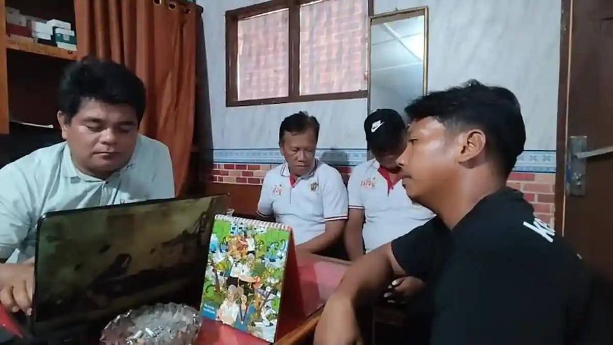 Pelaku perampasan ponsel saat diamankan di Polsek Indrapura.