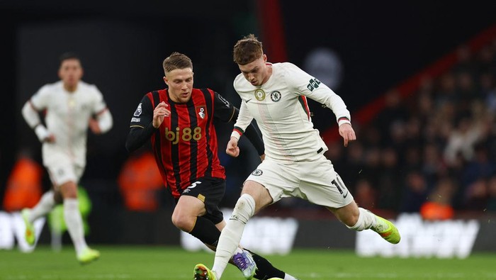 Pemain Bournemouth dan Chelsea berebut bola pada laga Liga Inggris di Vitality Stadium yang berakhir imbang 0-0.
