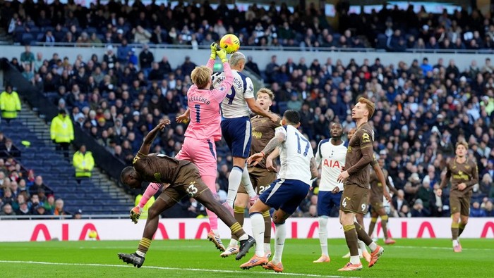 Pemain Tottenham Hotspur merayakan gol ke gawang Brentford dalam lanjutan Liga Inggris di Tottenham Hotspur Stadium, Sabtu (6/12/2025).