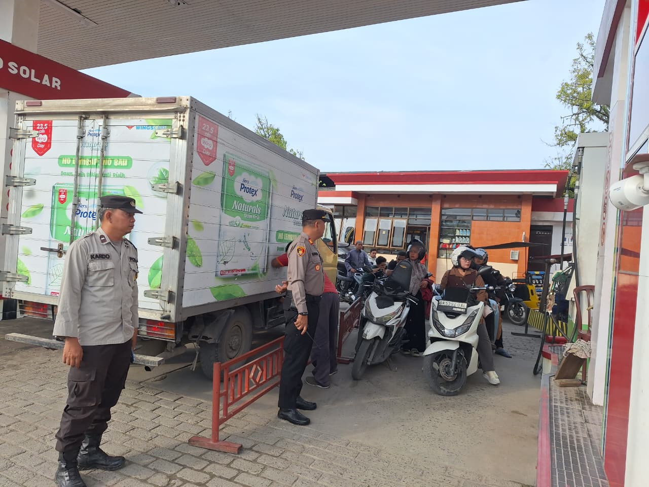 Petugas Polres Tanjungbalai melakukan monitoring stok BBM di salah satu SPBU menjelang Nataru.