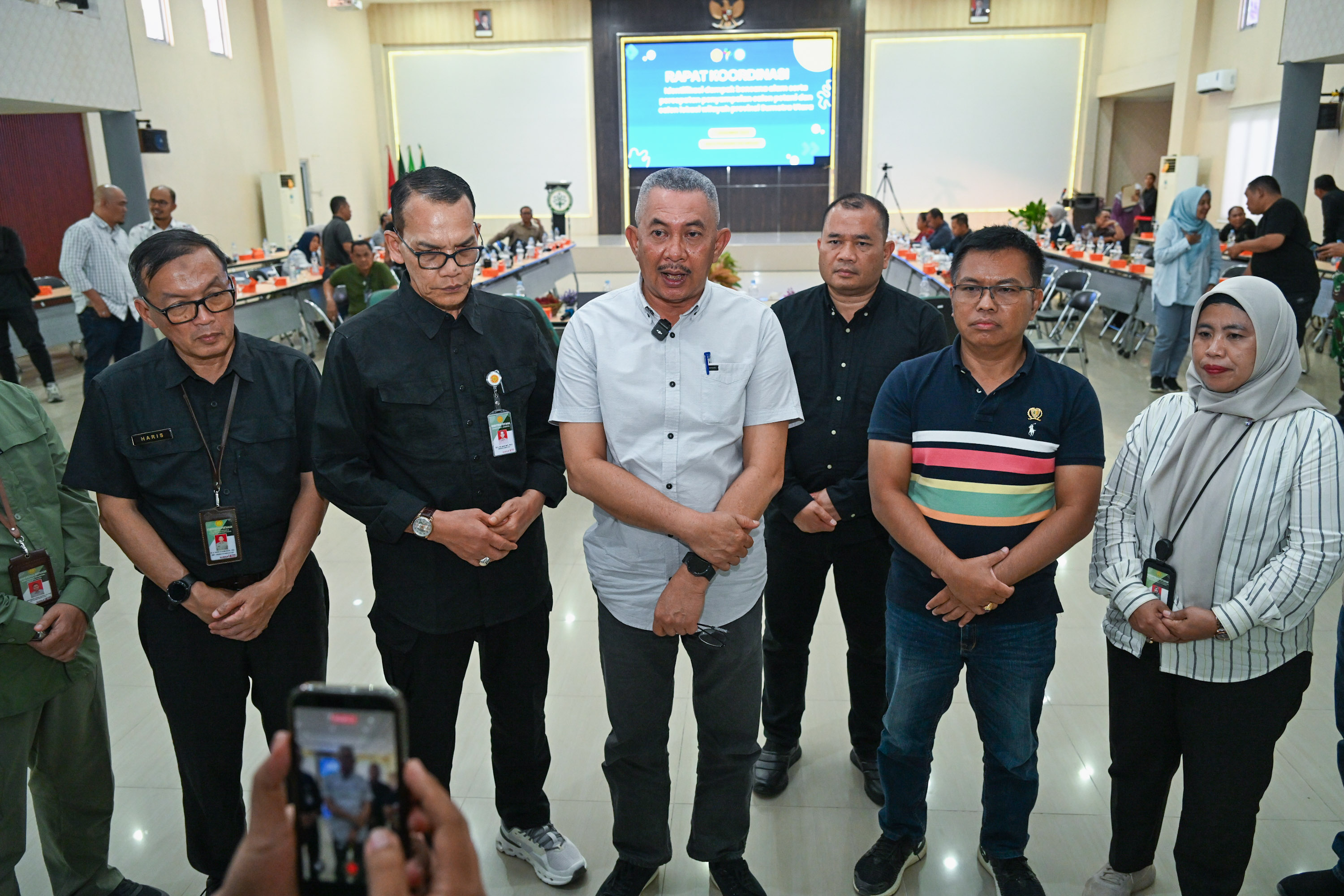 Pj Sekdaprov Sumut Sulaiman Harahap menghadiri Rapat Koordinasi Identifikasi Dampak Bencana Alam serta Percepatan Penyampaian Calon Petani dan Calon Lokasi di Aula Politeknik Pembangunan Pertanian.