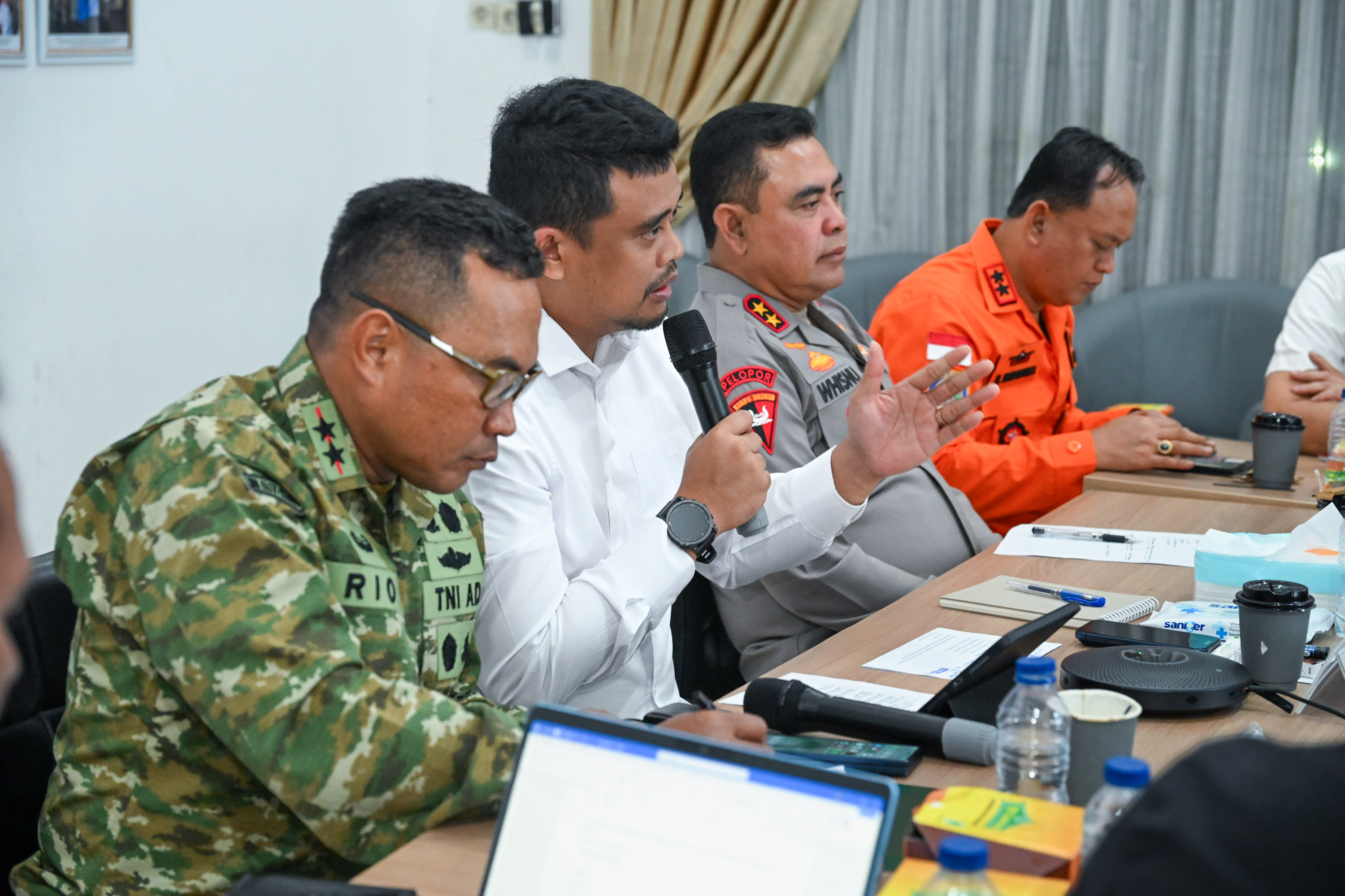 Gubernur Sumut Bobby Nasution mengikuti rapat terbatas secara daring bersama Presiden RI Prabowo Subianto terkait dampak bencana Sumut di Posko Tanggap Bencana, Gedung Bakti Kwarda Sumut, Medan.